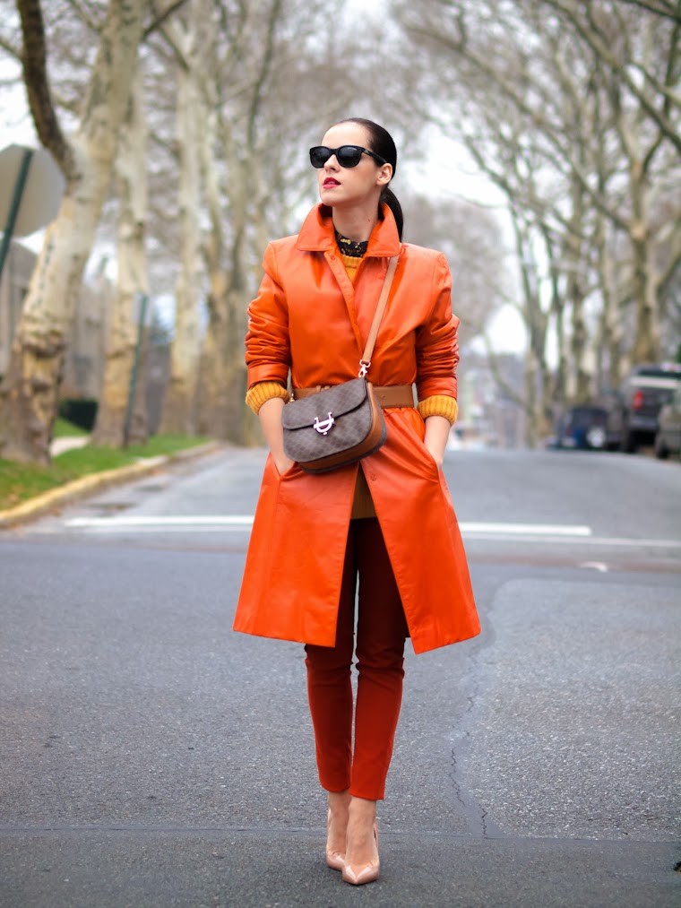 С чем сочетать оранжевое пальто